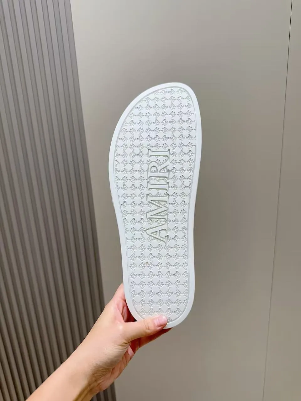 [AMIRI* Emil] P: 300💰 Size: 39-45 Official website new original 1:1 AMIRI* Emil classic men's slippers, high-end boutique, original material, TPU upper, foam bottom, fine workmanship, casual, loose and comfortable, a must-have in summer.